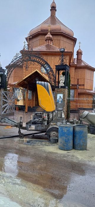 Стяжка підлоги,машинна напівсуха по теплі підлозі.