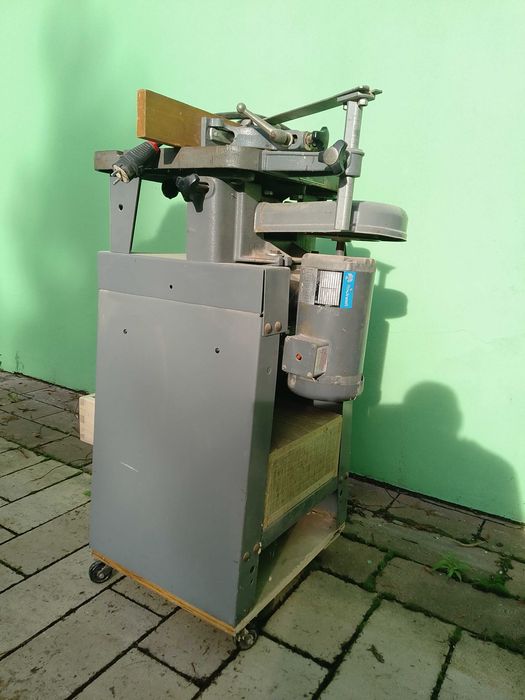 Frezarka dolnowrzecionowa do drewna.