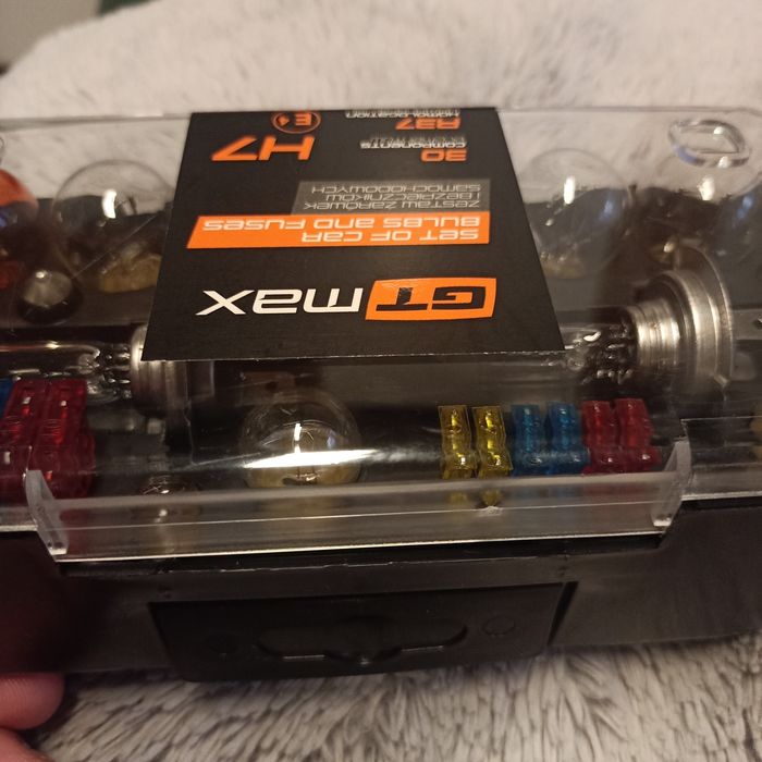 Zestaw żarówek i bezpieczników samochodowych