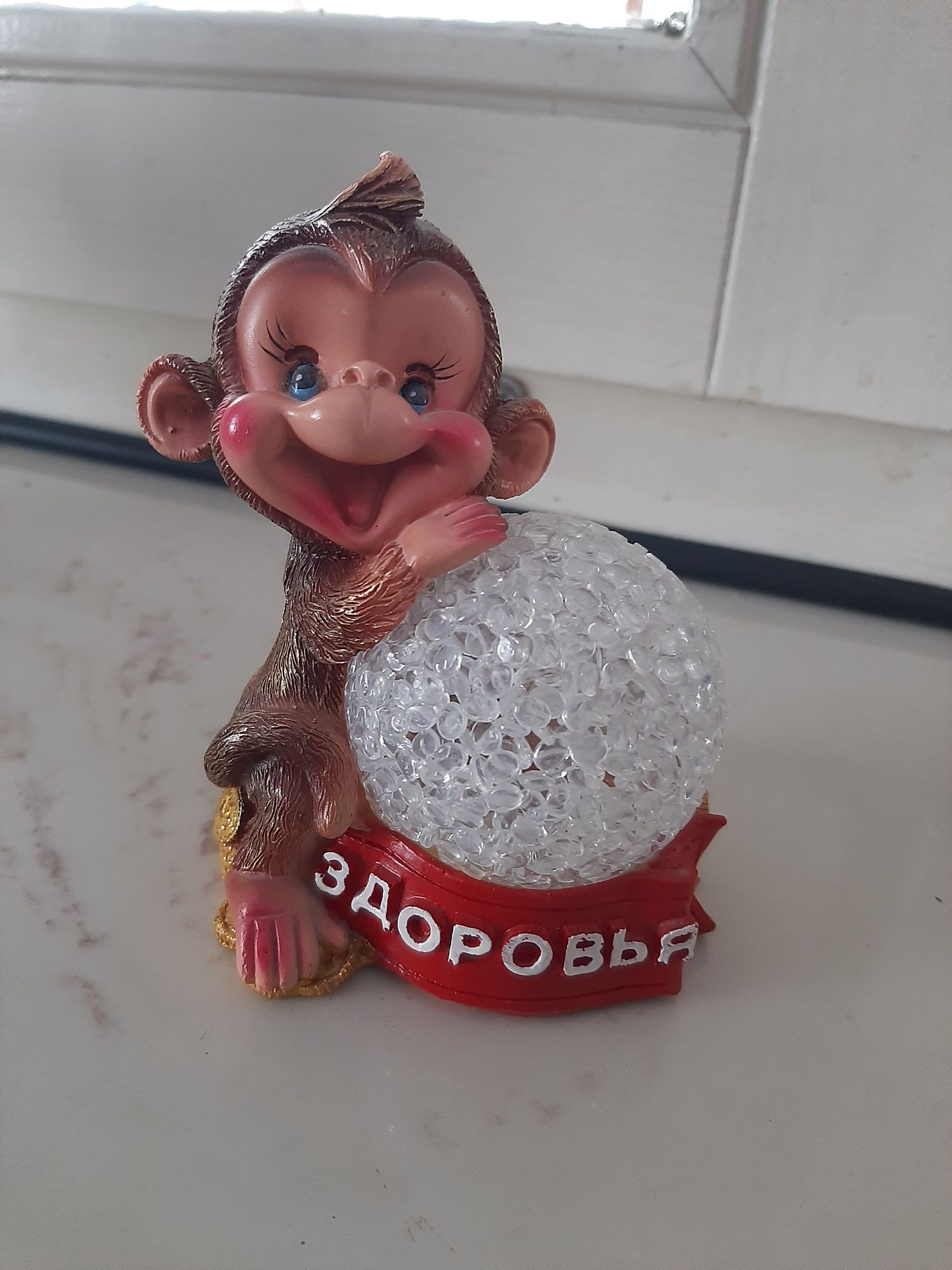Figurka małpka z piłką