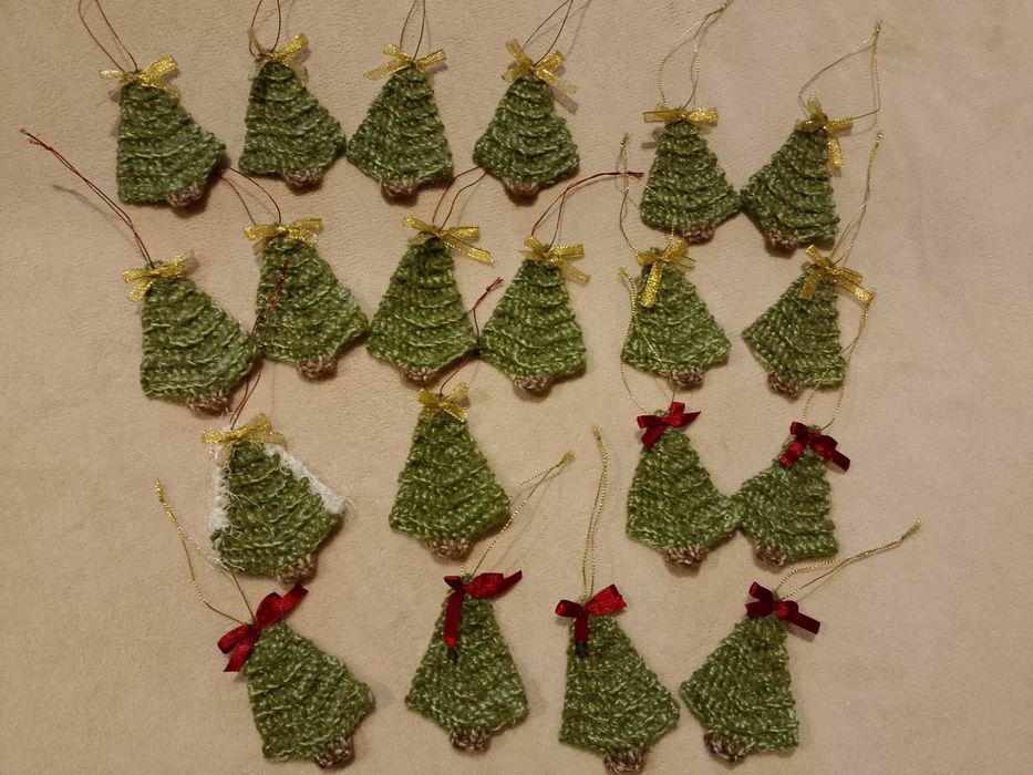 В'язані ялинки декор