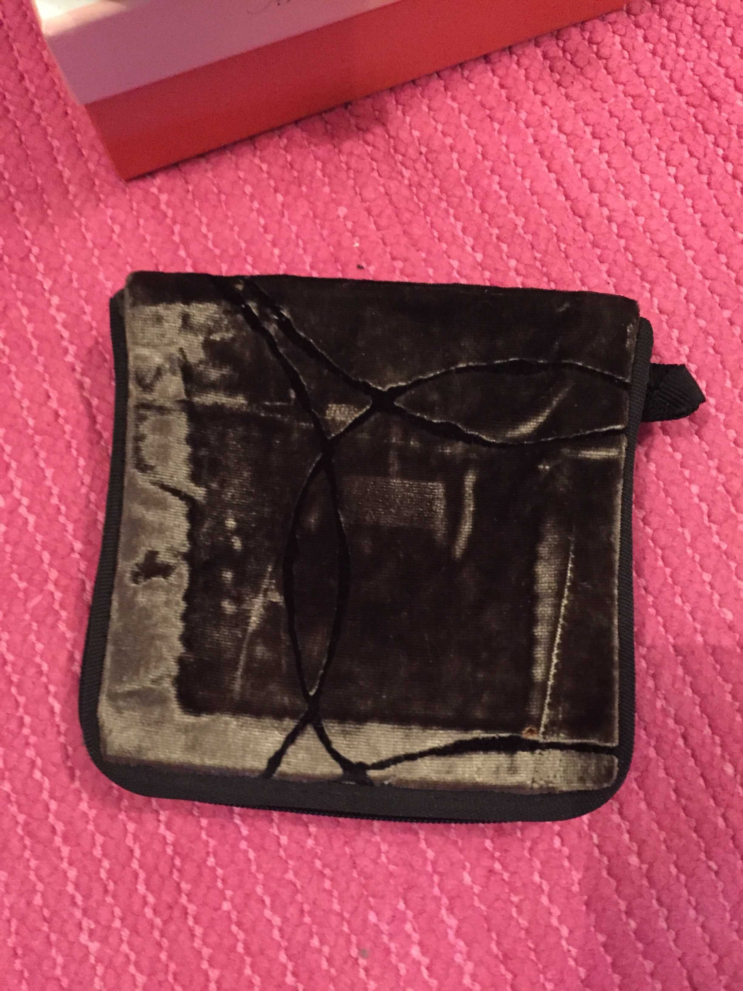 porta cds em veludo castanho
