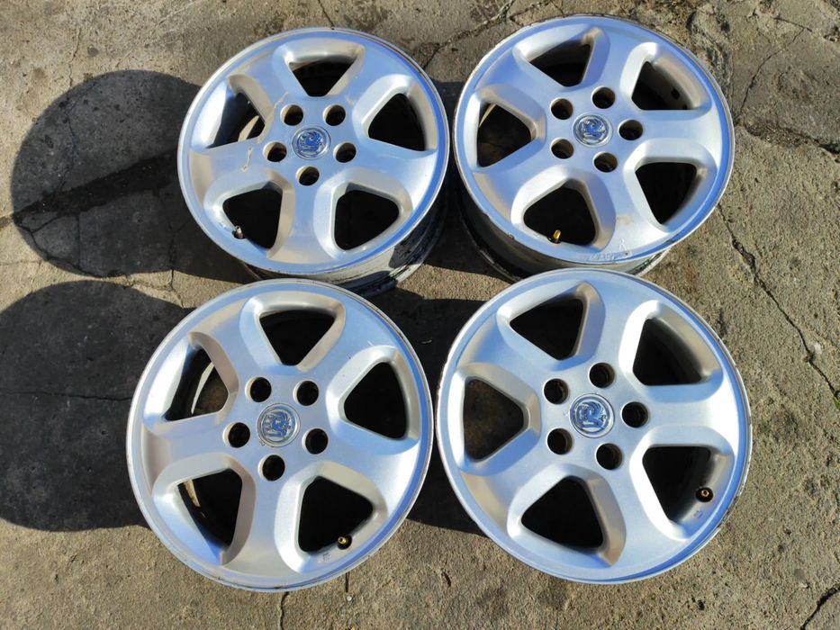 Alufelgi 16&quot; 5x118 Trafic Vivaro Ducato Boxer Jumper Ładne! komplet 4 sztuki, średnica 16&quot;, rozstaw śrub 5x118, otwór centrujący 71,1 mm, ET50, szerokość 6&quot;, produkcja Ronal. Pasują do takich aut jak Renault Trafic, Opel Vivaro,