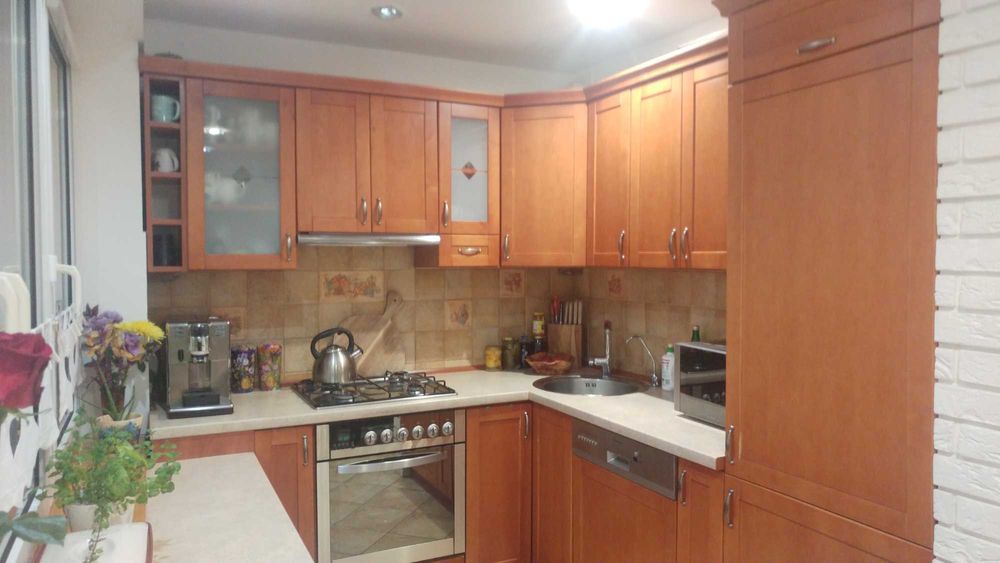 Meble kuchenne, komplet. Fronty z drewna.