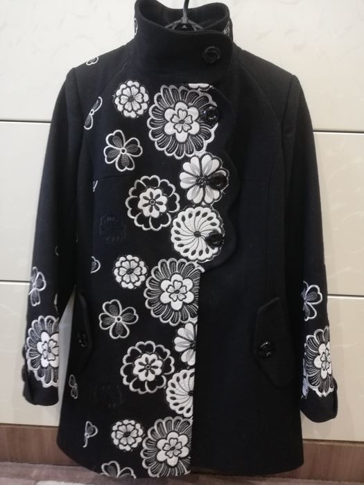 Женское красивое короткое кашемировое чёрное пальто с нашивкой р 42-44