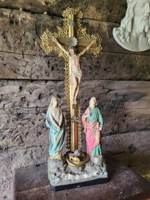 Piękny krzyż z figurami Maryja I Święty Jan pasyjka