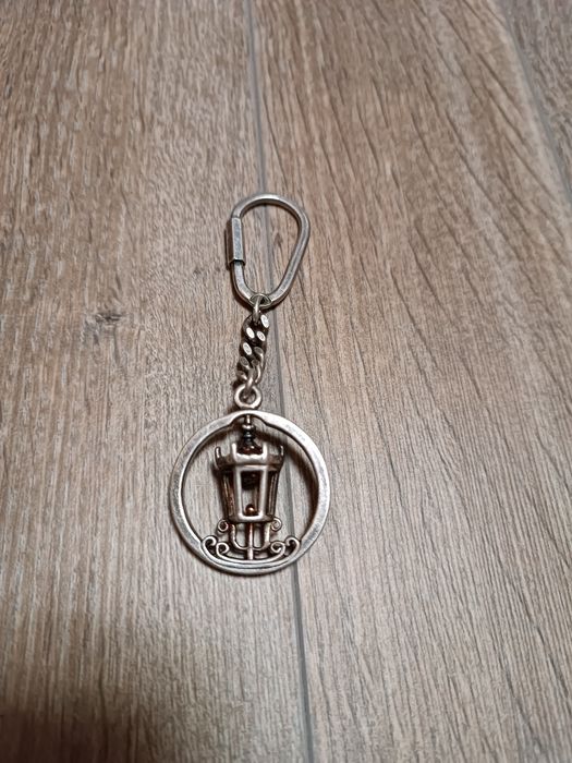 Серебряный брелок на ключи.