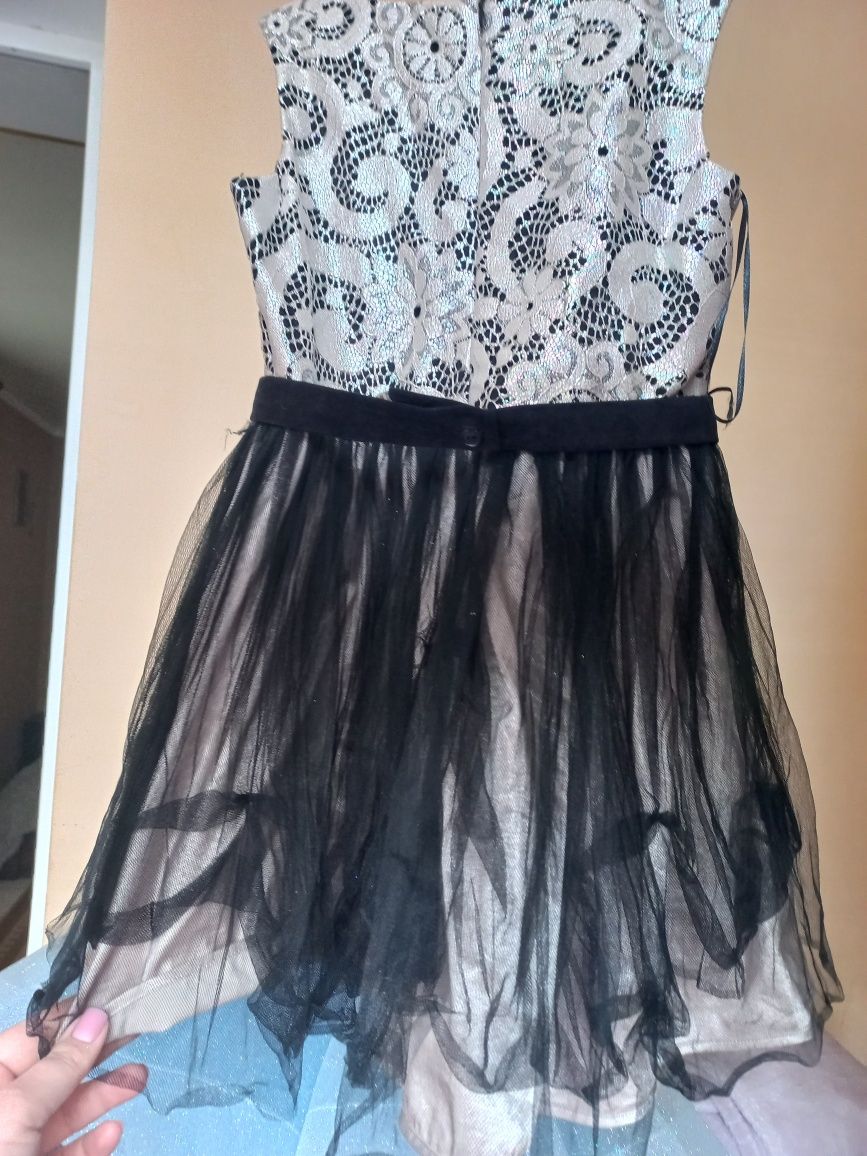 Сукня святкова для дівчинки з пояском 140 см