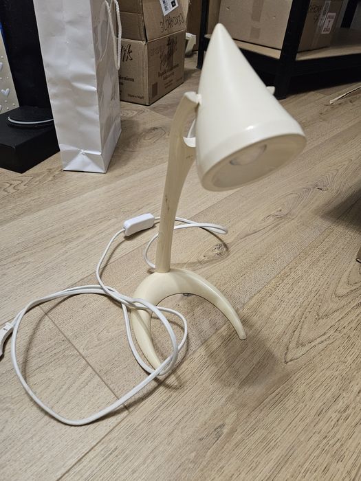 Lampka Biała na biurko do sypialni stojące