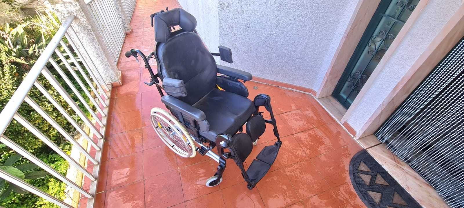 Cadeira de rodas manual Breezy Relax 2 com apoio para pernas e pescoço