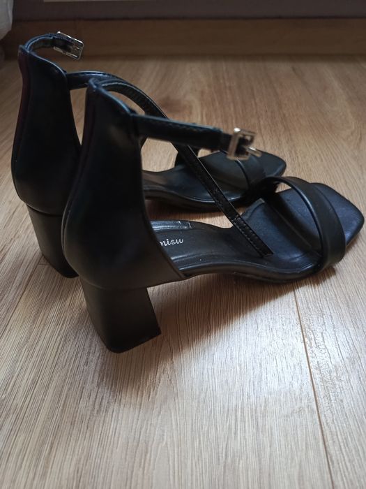 Buty na koturnie damskie czarne