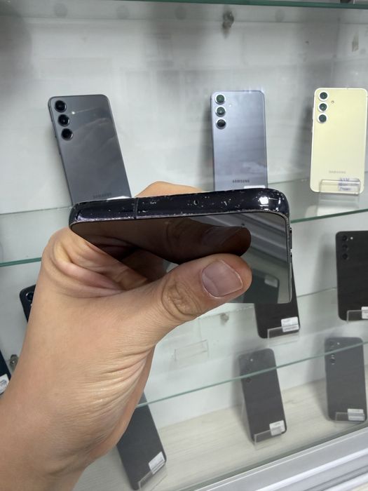 Samsung s23 plus 256gb. Чорного кольору