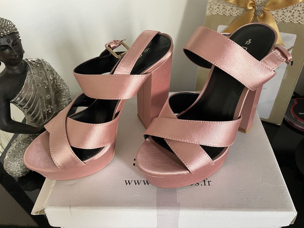 Sandálias rosa velho