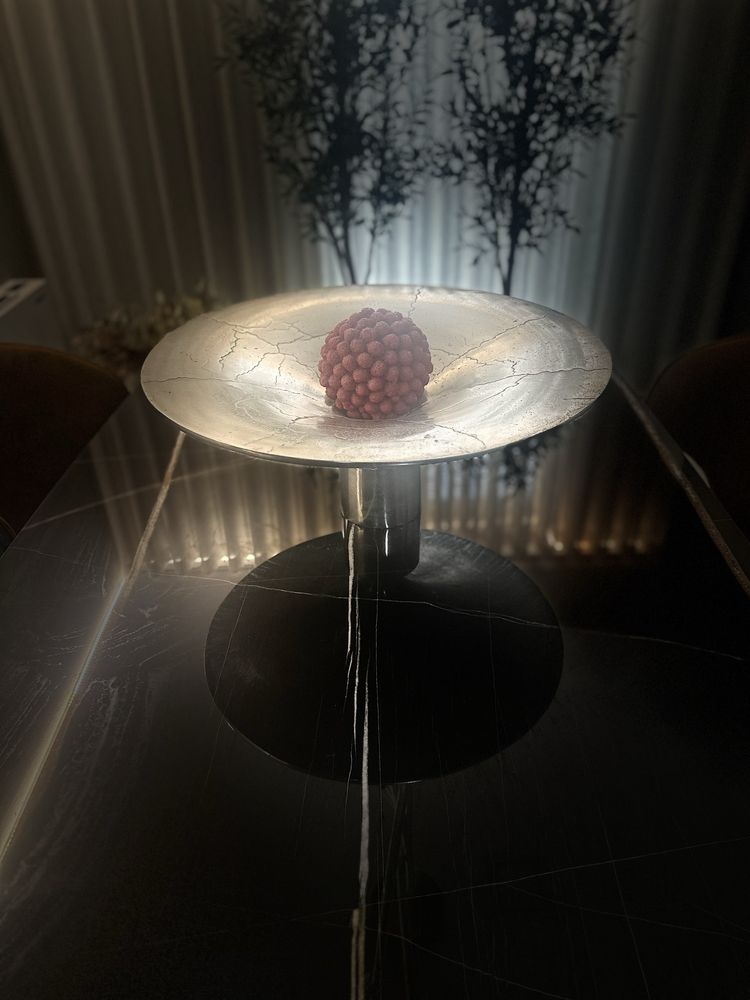 Peça de Decoração – Centro de Mesa em metal com Design Contemporâneo
