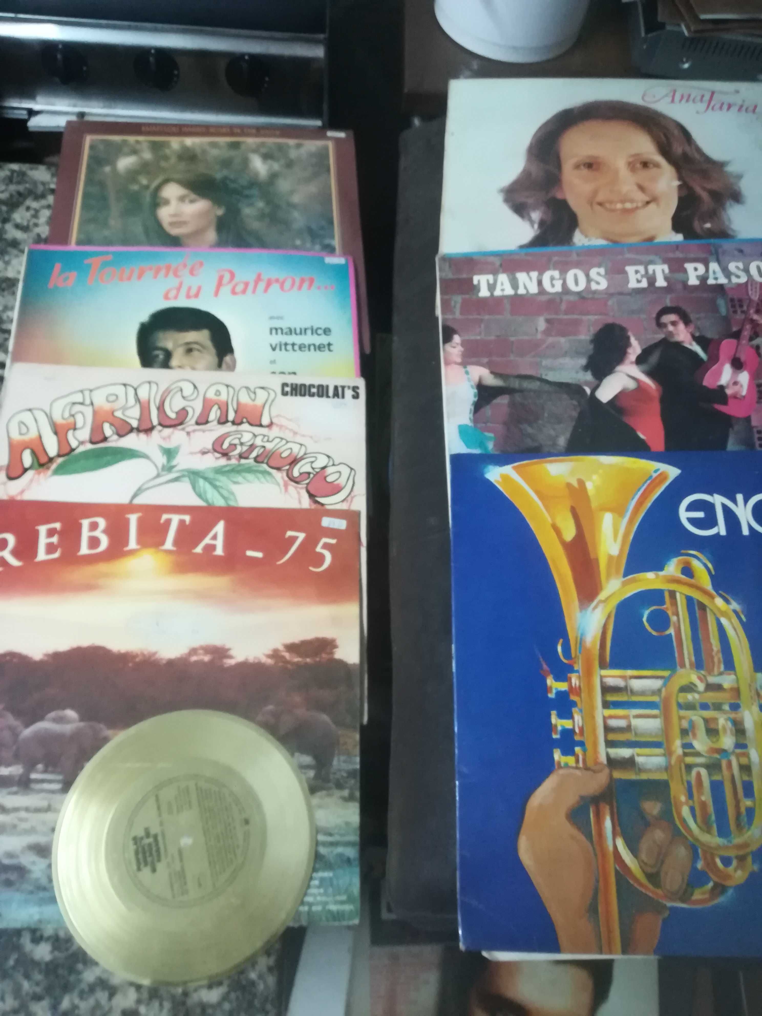 Discos de vinil Cassetes VHS CDS e Cassetes de música