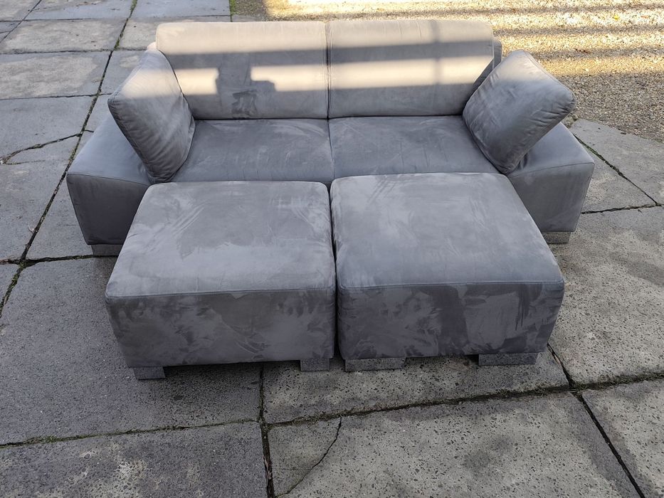 Sofa do salonu z pufami