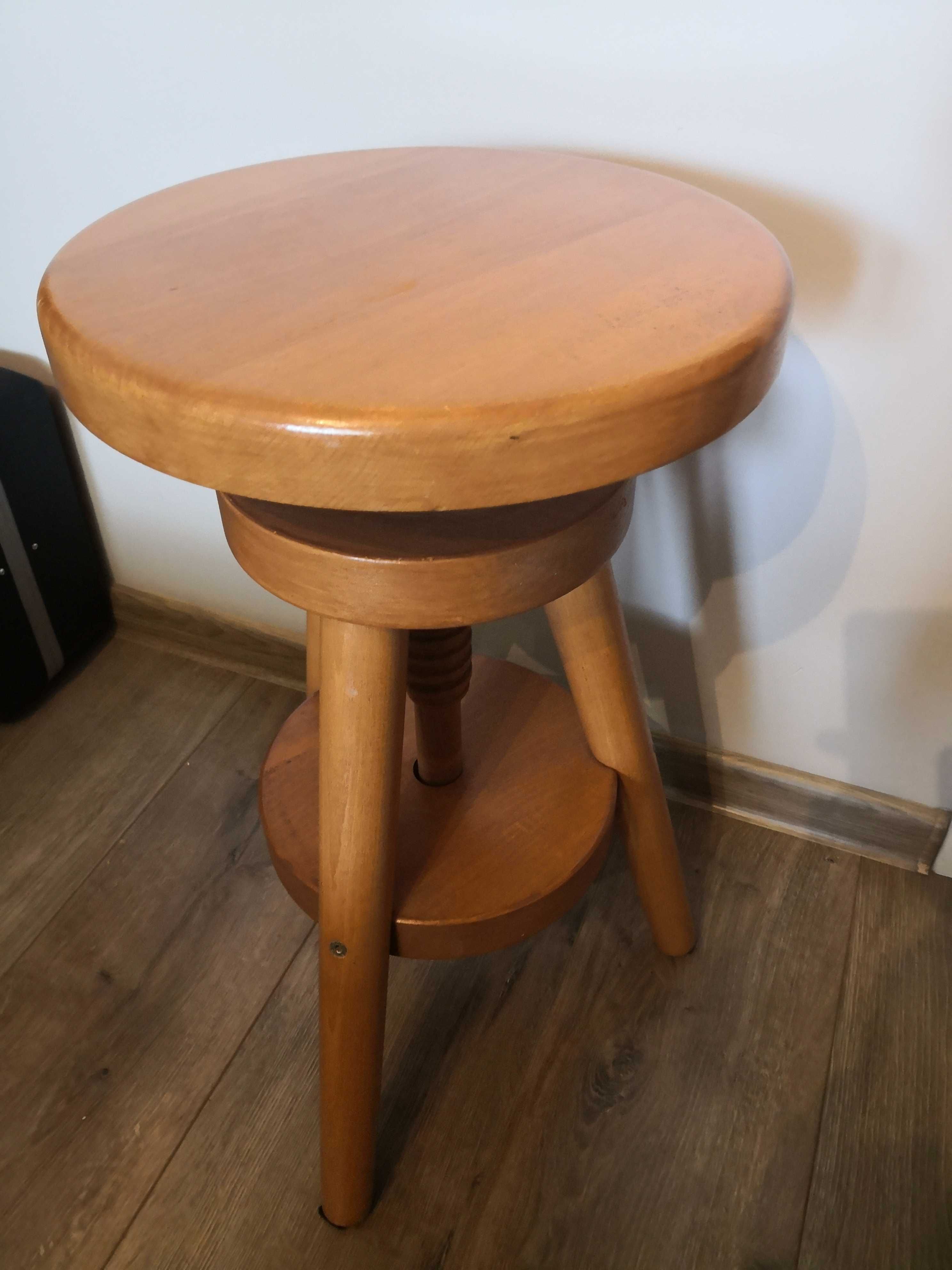 Drewniany taboret obrotowy