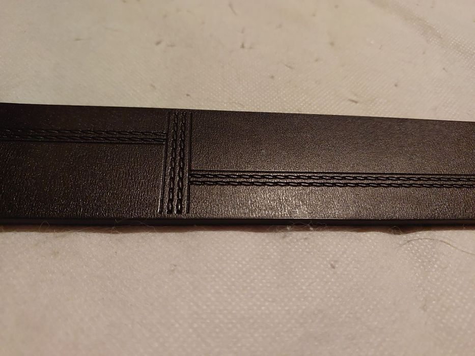 Мужской кожаный ремень с пряжкой.