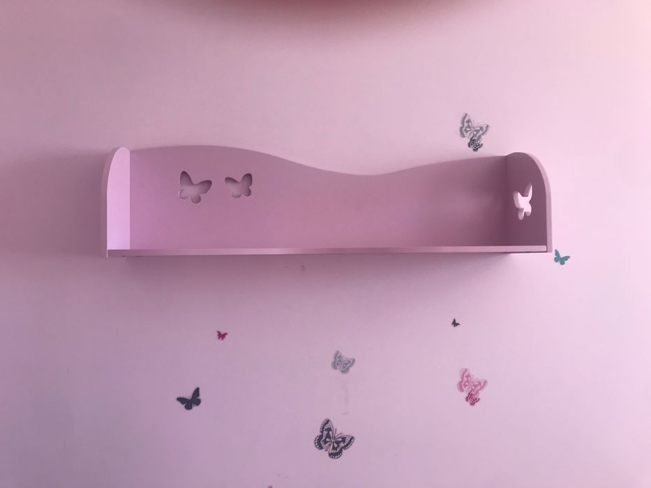 Prateleira criança cor lilás com borboleta