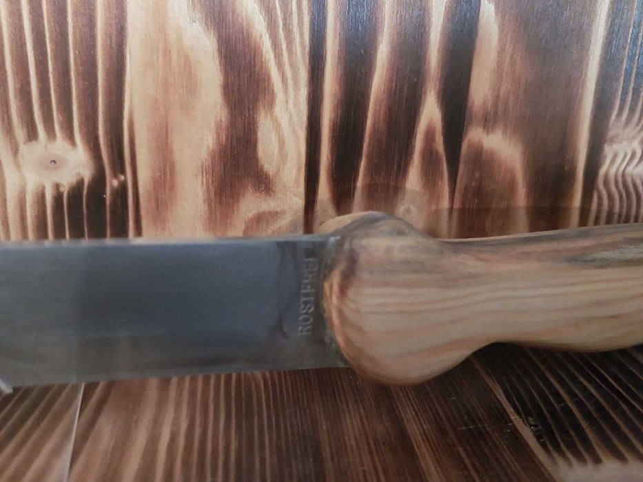 stary nóż z drewnianą rękojeścią