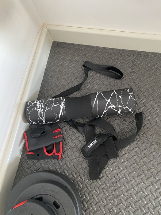 Idealny zestaw do treningu w domu — ławka, sztanga, obciążenia