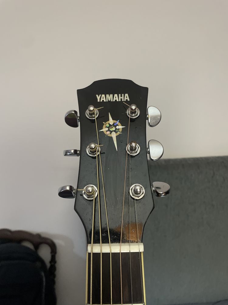 Guitarra Semi Acústica Yamaha