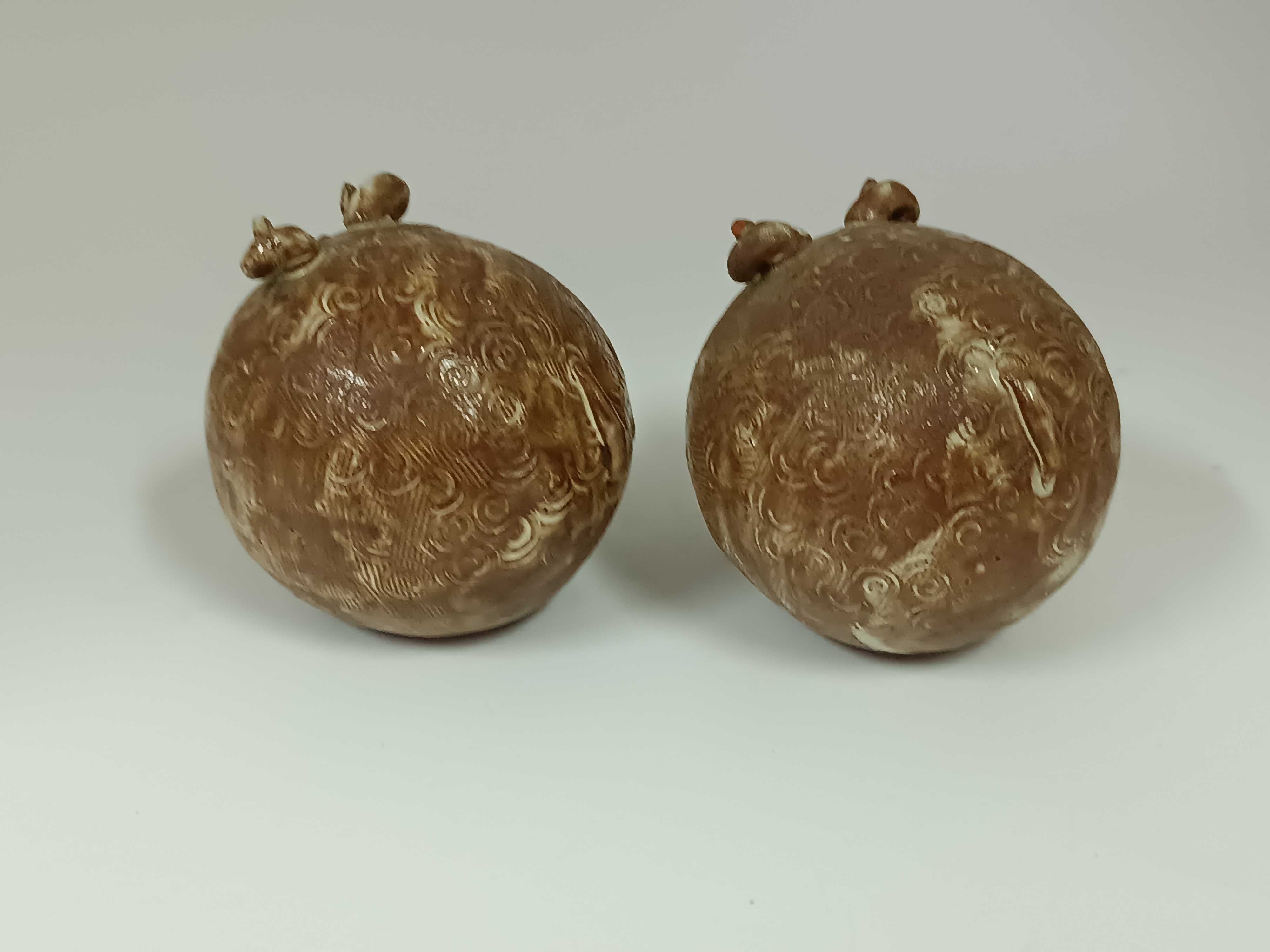Curioso par de duas figuras em barro vidrado modernistas