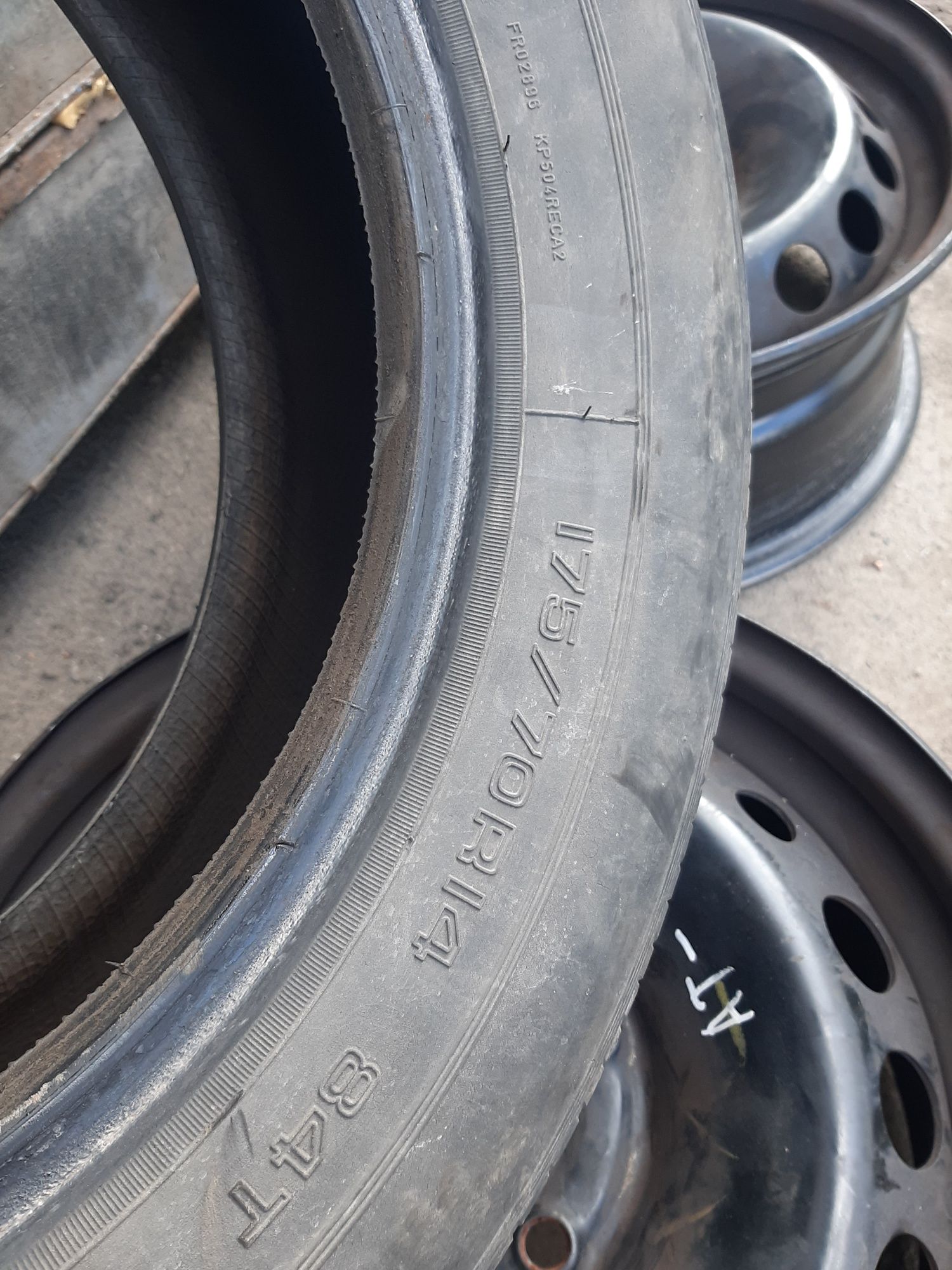 Шина 175/70 R14 на запаску