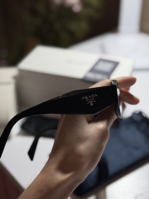 Сонцезахисні окуляри Prada