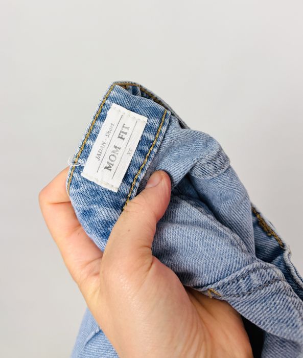 Niebieskie szorty jeansowe z efektem patchworku i postrzępioną nogawką