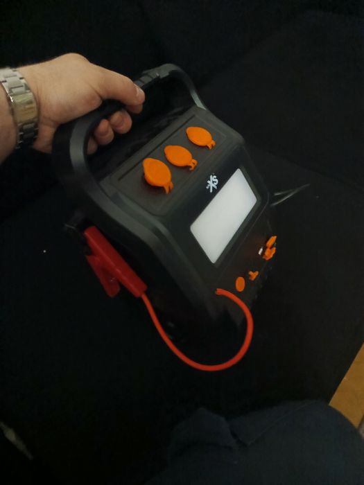 Auto. Starter prostownik latarka ładowarka