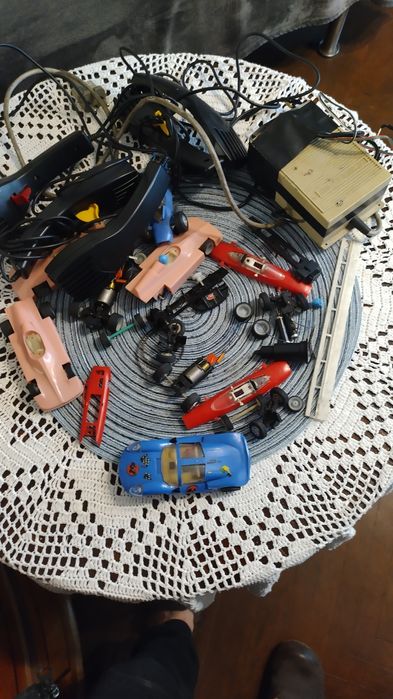 Tor wyścigowy z samochodami dla majsterkowicza