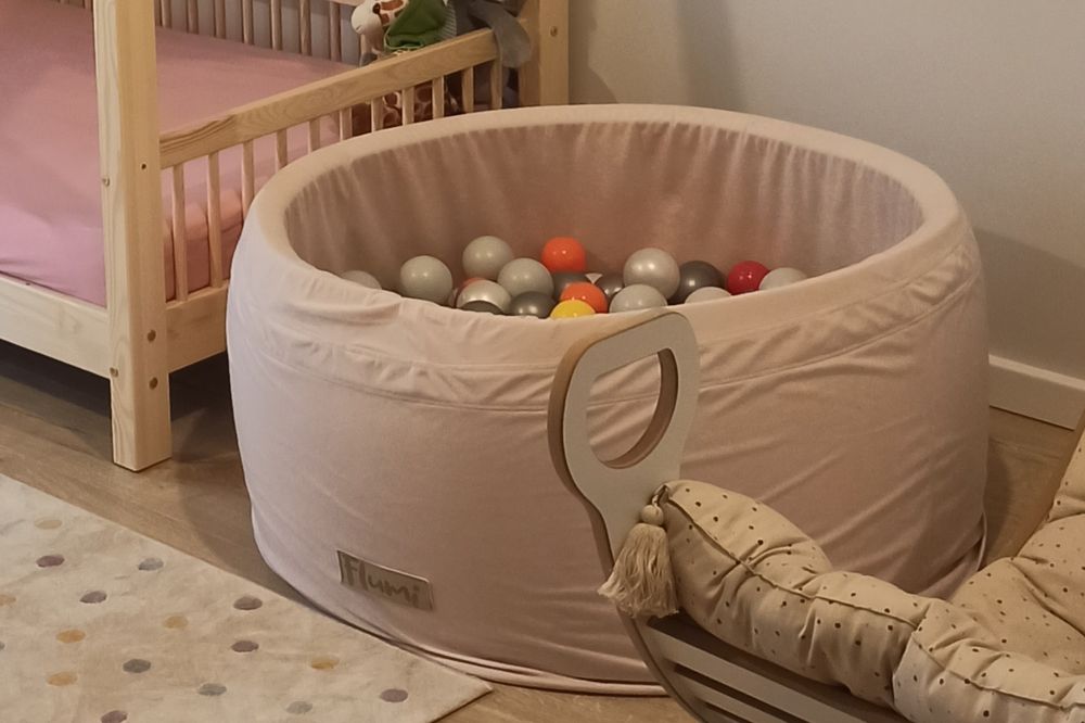 Suchy basen marki Flumi z kolorowymi kulkami