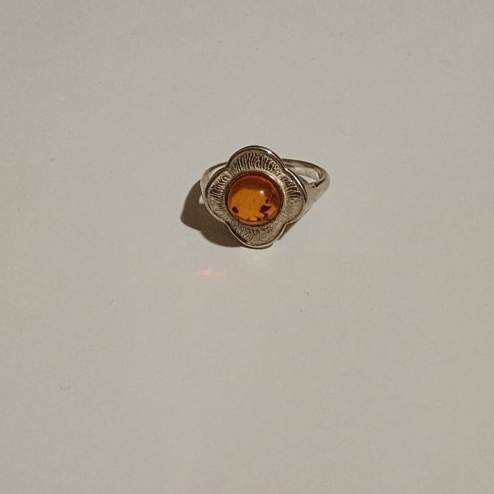 Stary srebrny pierścionek z bursztynem okres PRL