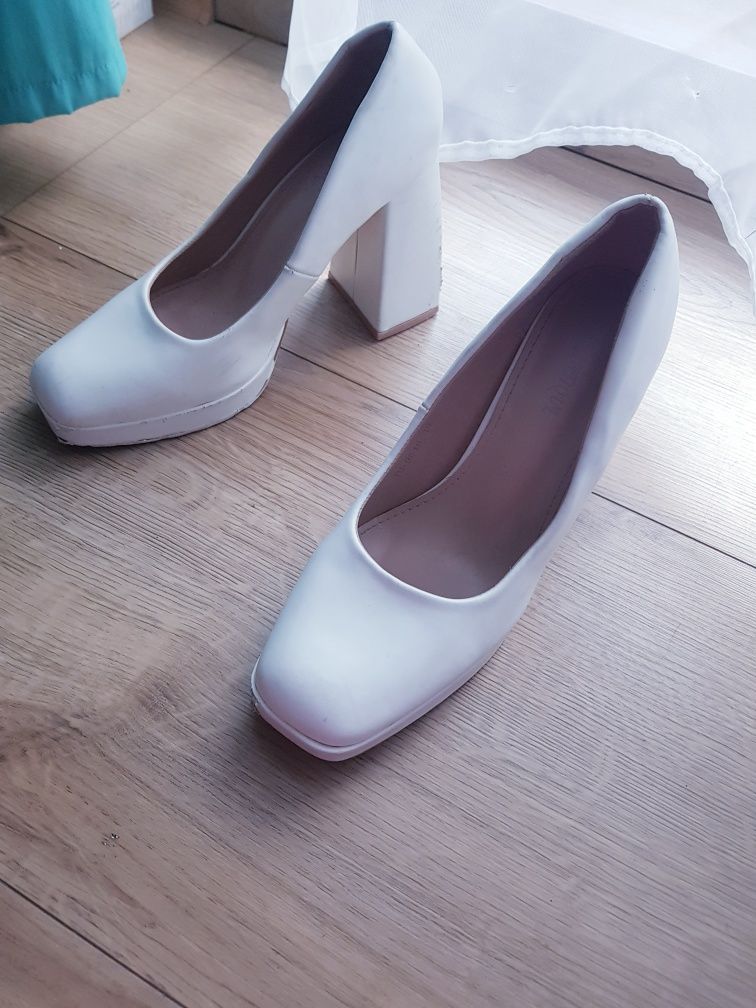 Buty damskie na platformie,  na grubych obcasach marki Diamantique