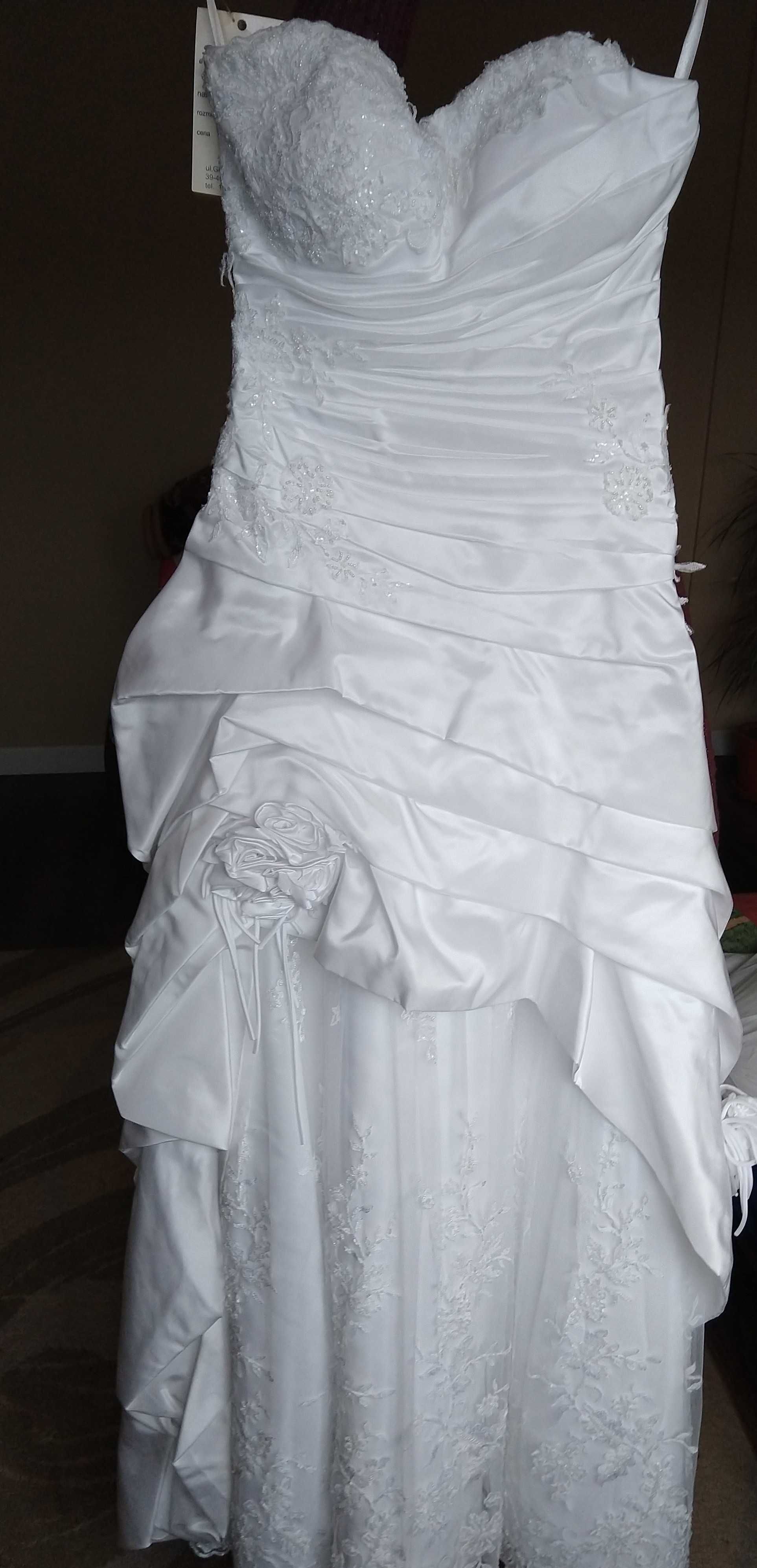 Suknia ślubna zdobiona koronkami