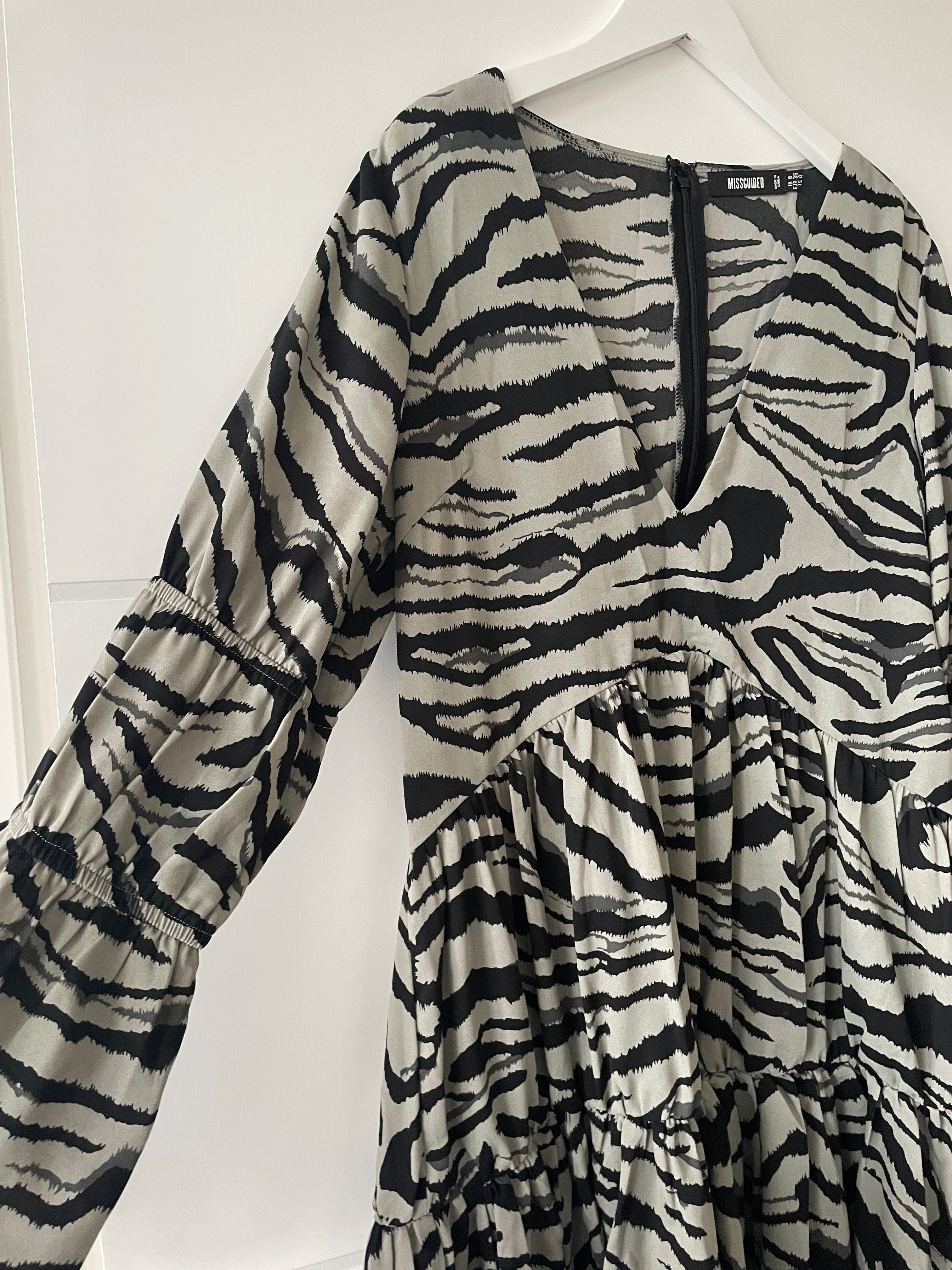 Rozkloszowana luźna sukienka zebra Missguided - r. 36