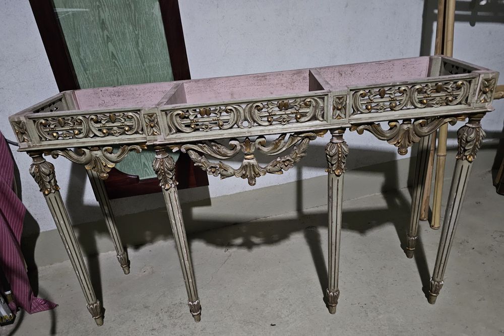 Consola antiga em madeira com pernas trabalhadas sem tampo