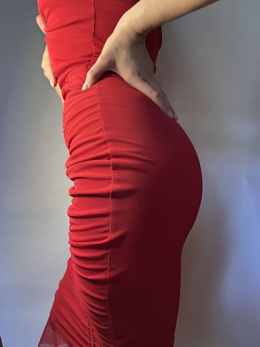 Червона вечірня сукня