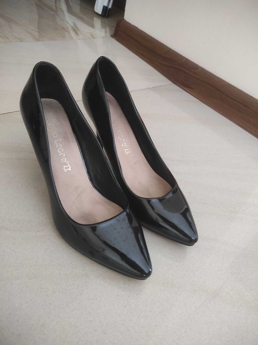 Czarne lakierowane szpilki 37