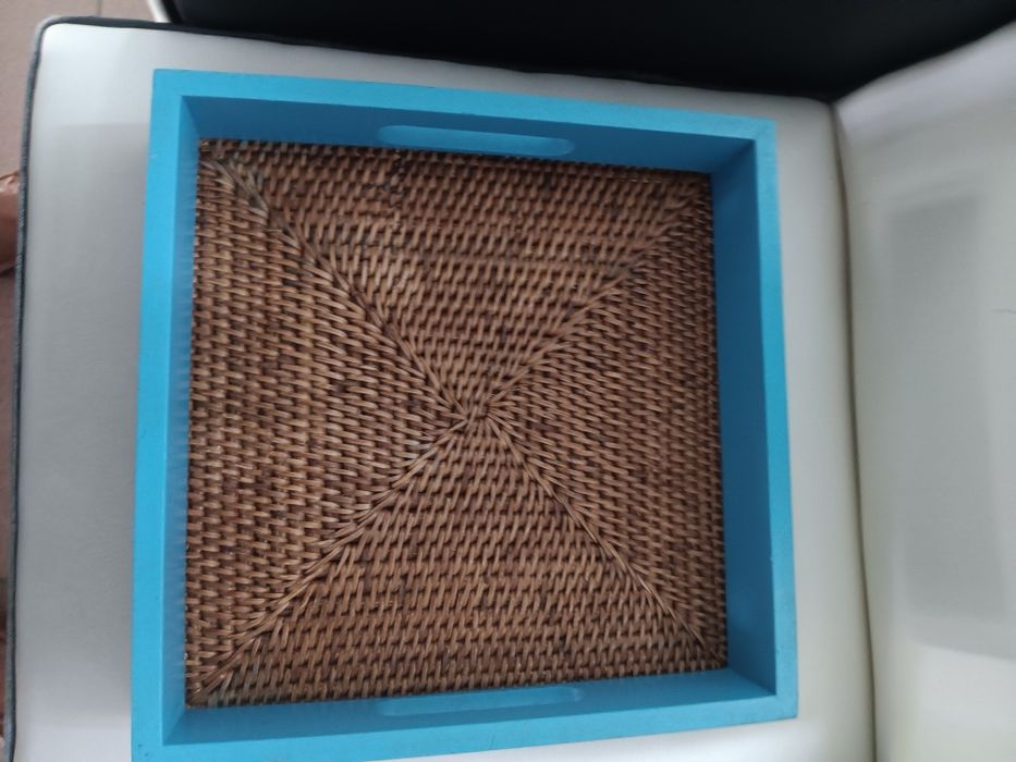 Tabuleiro em ratan e madeira
30,5 cm x 30,5 cm
Impecável