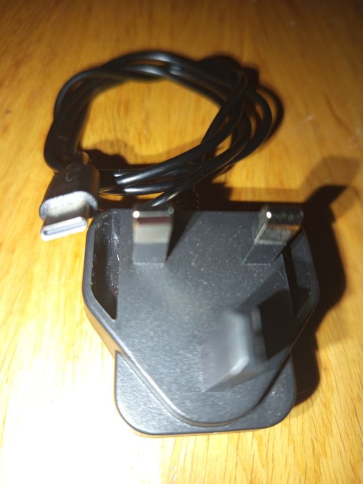 Ładowarka podróżna/zasilacz sieciowy.
Model: STC-A51-B.