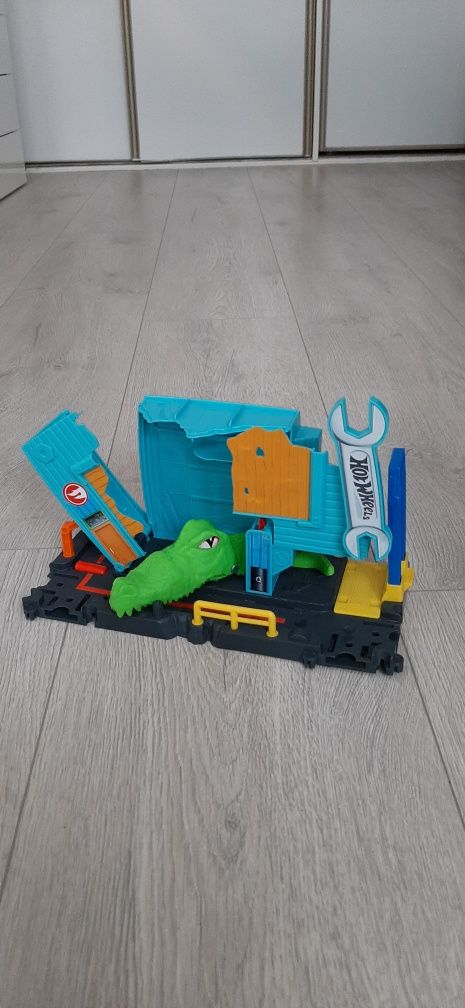 Zestaw Hotwheels Aligator w warsztacie