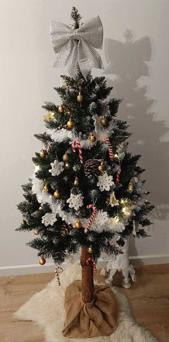 Choinka sztuczna na naturalnym pniu 180 cm + bombki + GRATIS