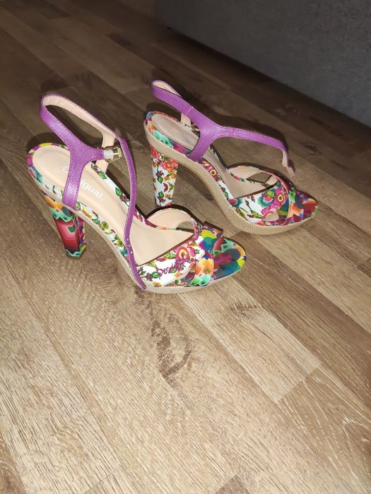 Босоножки женские