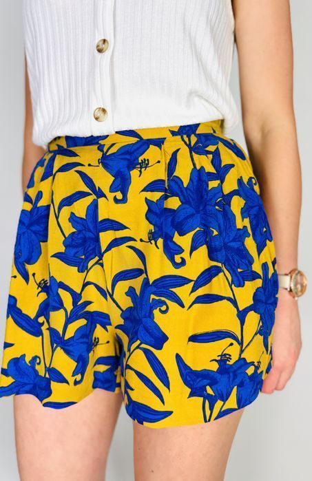 Musztardowe szorty w niebieskie kwiaty z wysokim stanem XS 34 H&M