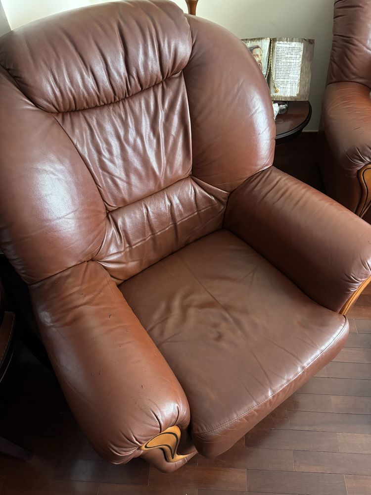 Sofa cama 3 lugares + 2 poltronas em cabedal
