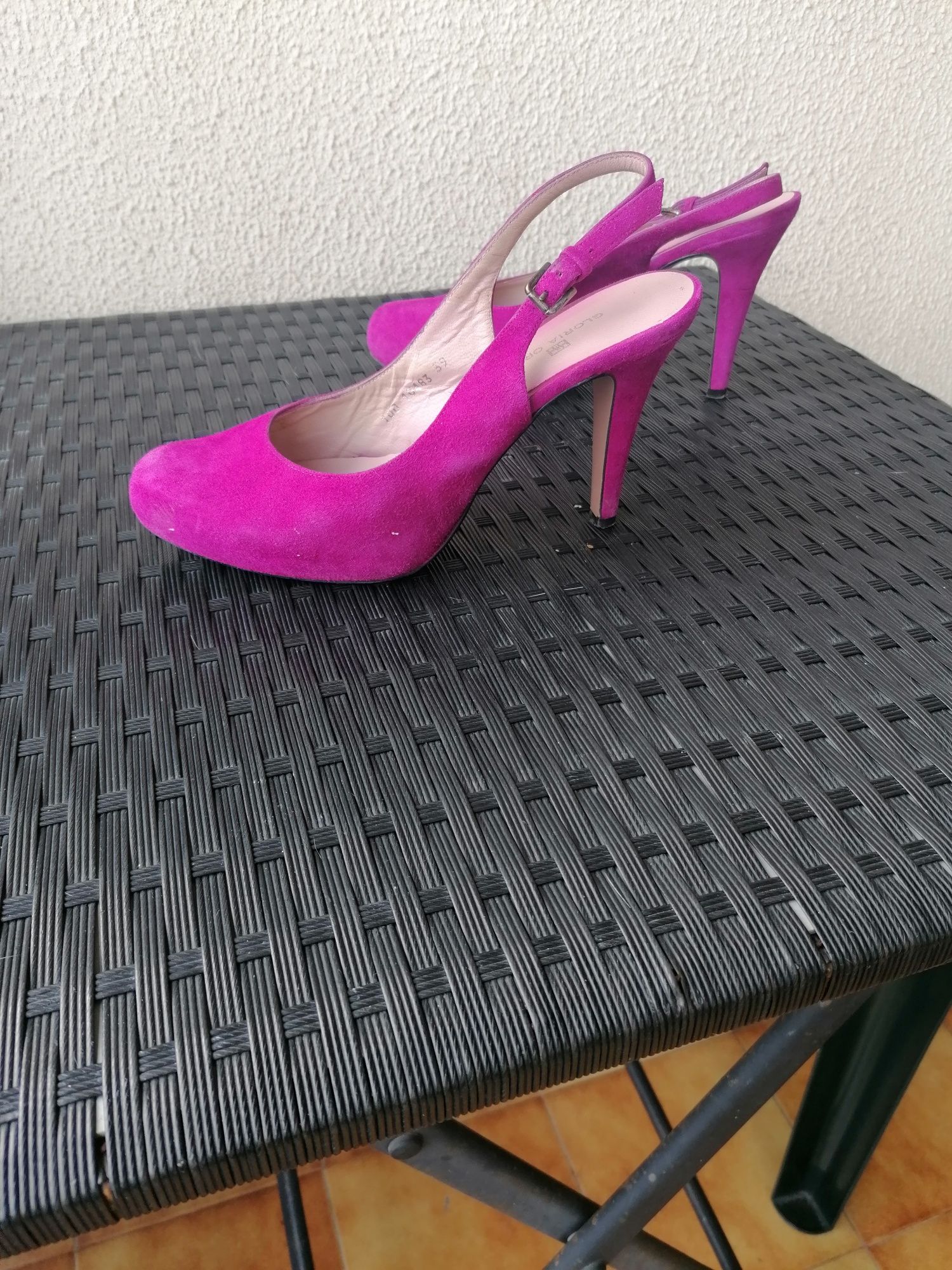 Sapatos salto alto camurça de cor fucsia da Glória Ortiz.