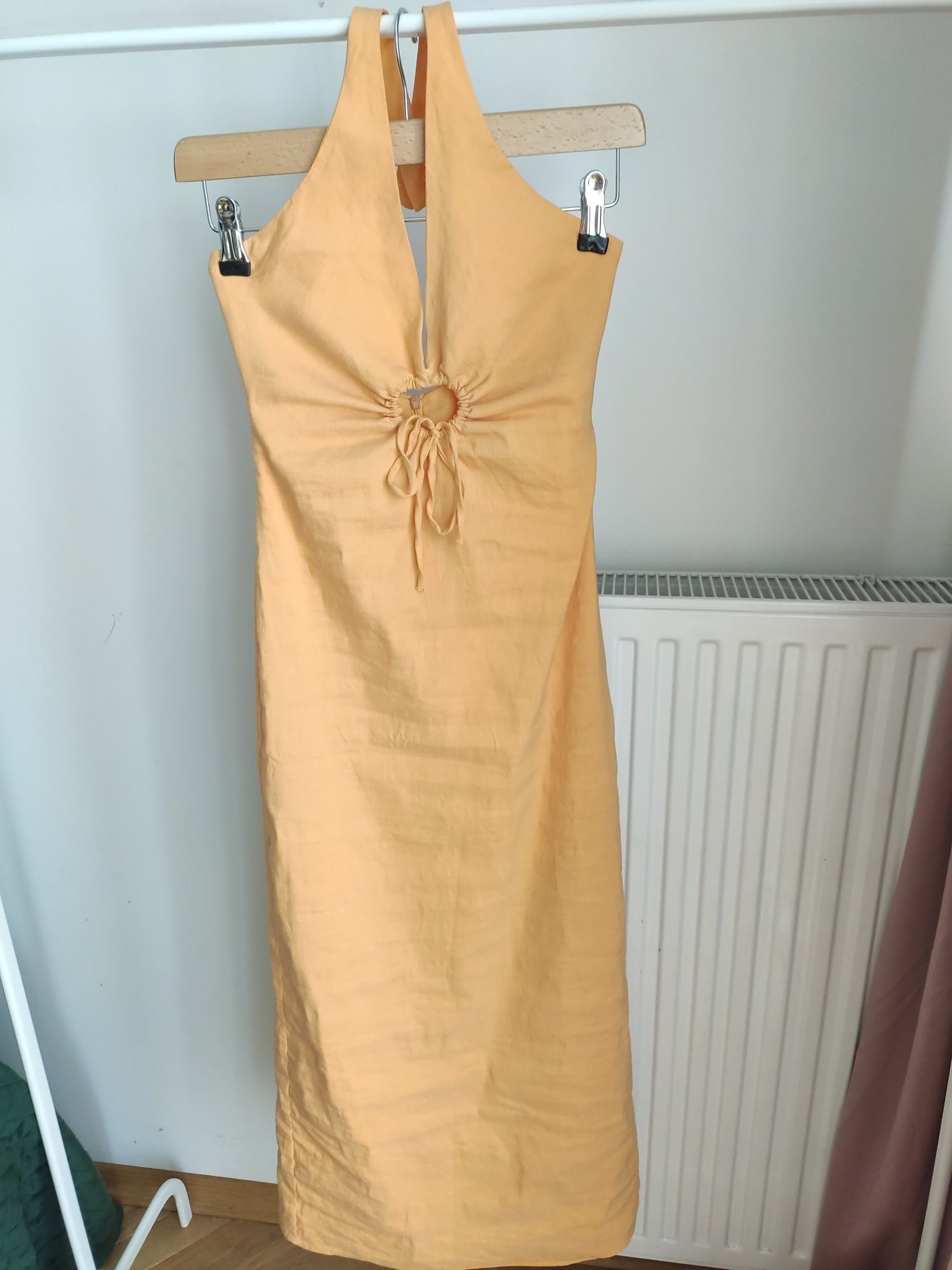 Morelowa dopasowana sukienka midi z dekoltem halter