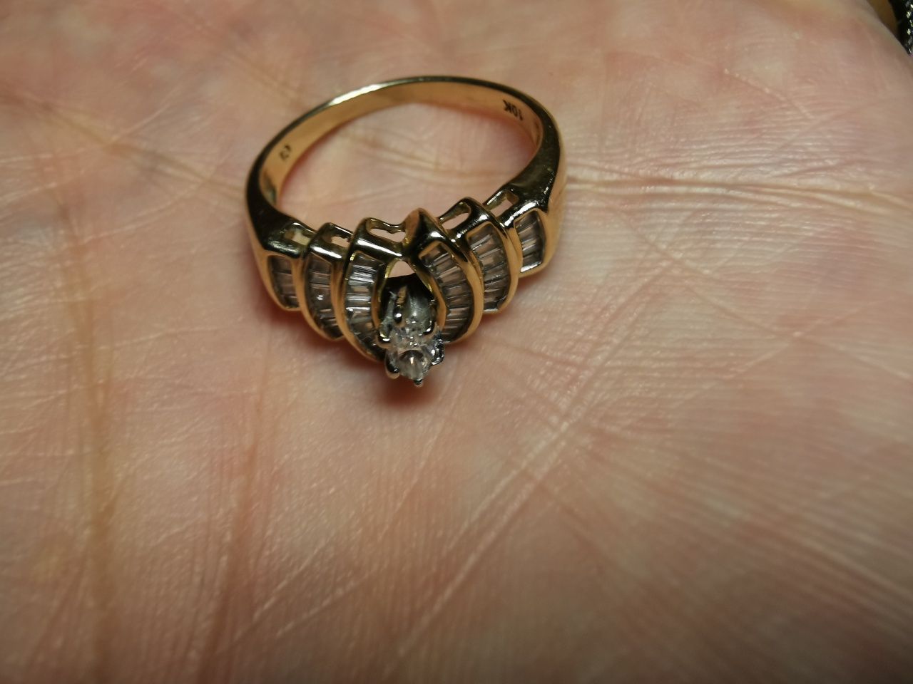 Exclusive Złoty pierścionek wysadzany diamentami 0.6 ct.